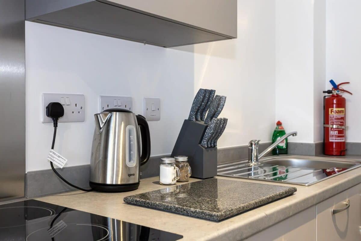 Modern 2 Bed Salford Apartment Stunning Views Manchester Exterior photo