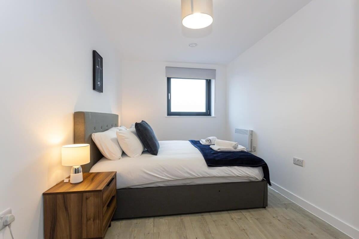 Modern 2 Bed Salford Apartment Stunning Views Manchester Exterior photo